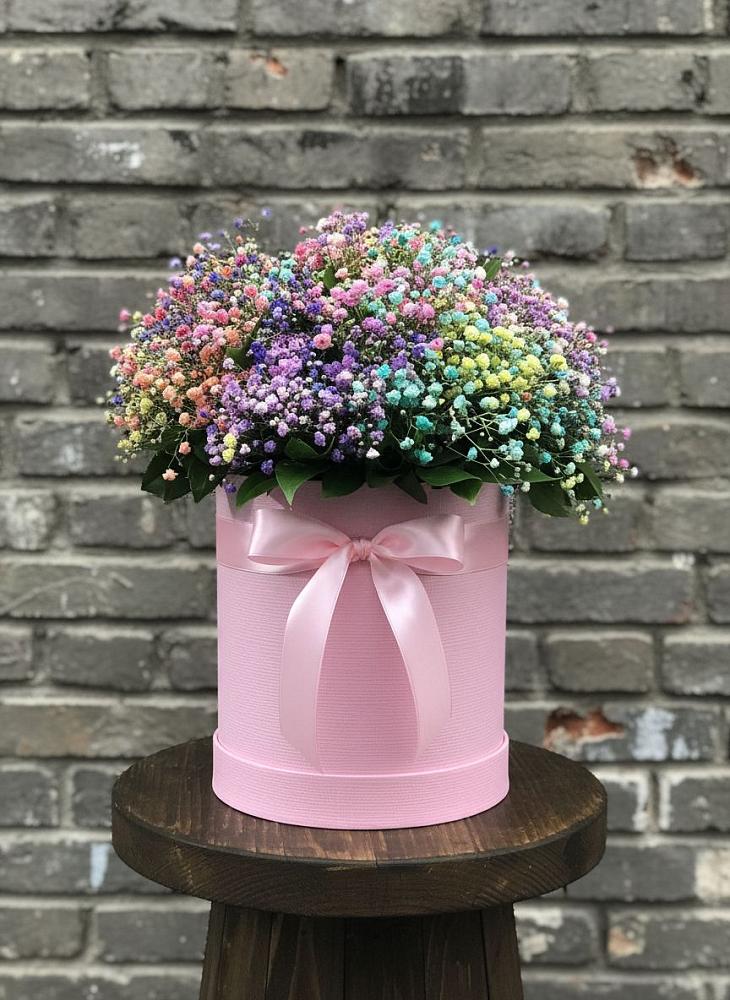 Цветочная композиция из Гипсофила и Розы в шляпной коробке в Тогуре