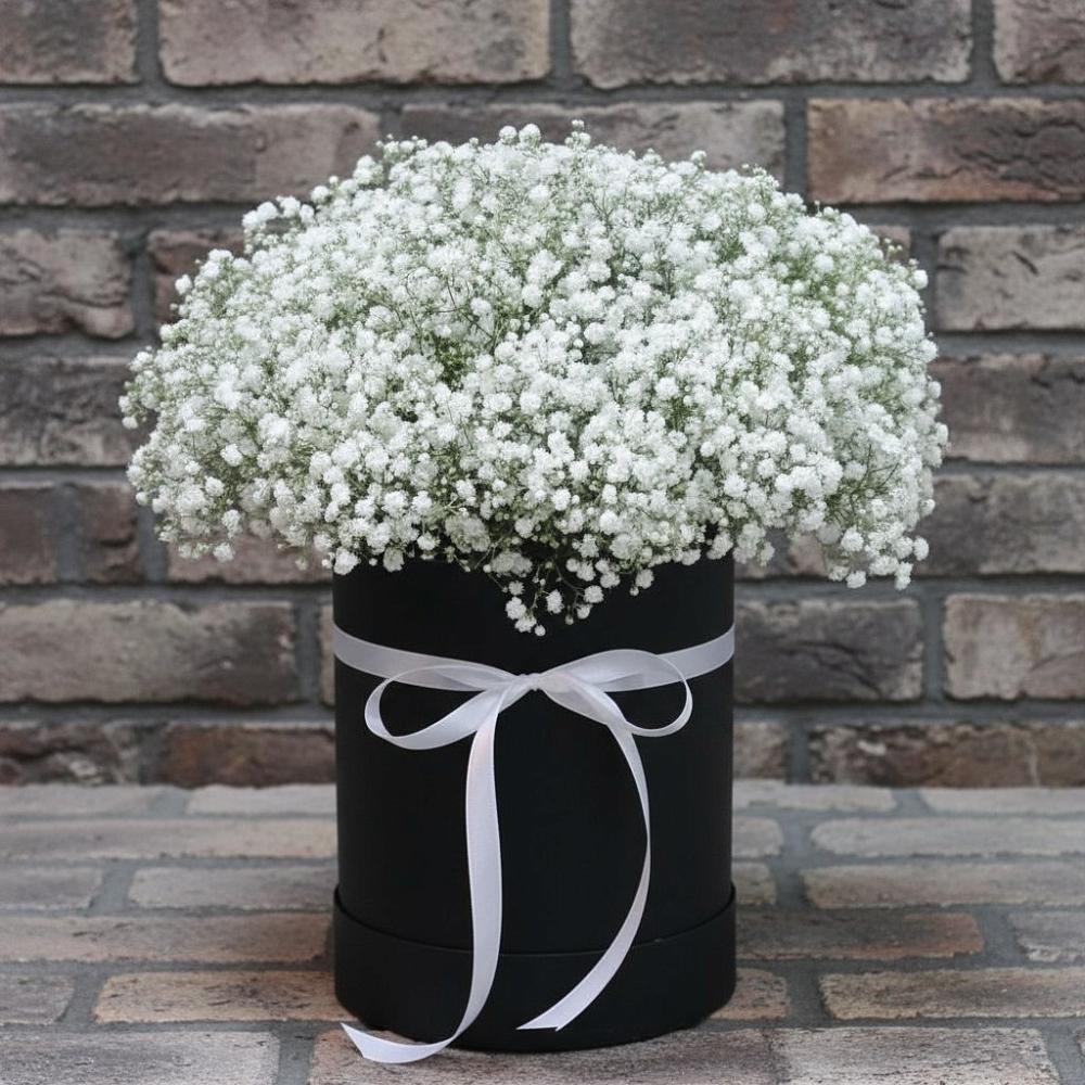 Цветочная композиция из Гипсофила в шляпной коробке в Тогуре