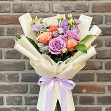 Букет цветов из:  Лизиантусы и Розы в Тогуре