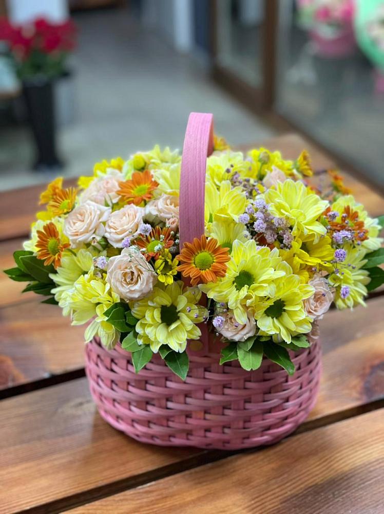 Цветочная композиция из Хризантемы и Розы в корзине в Тогуре