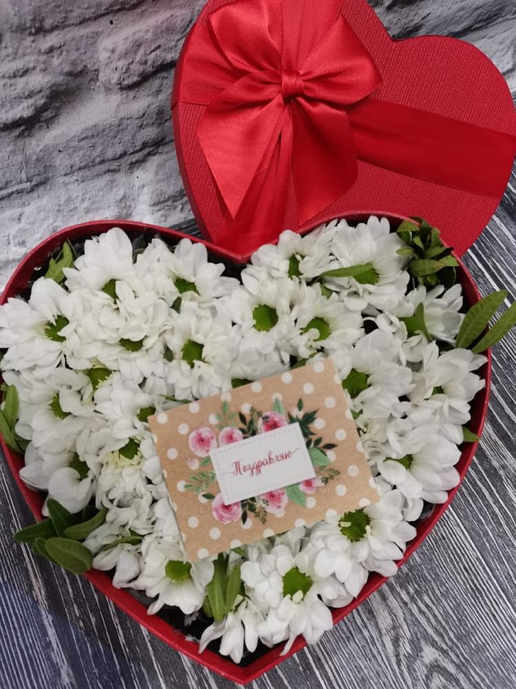 Цветочная композиция из Хризантемы в виде сердца в Тогуре