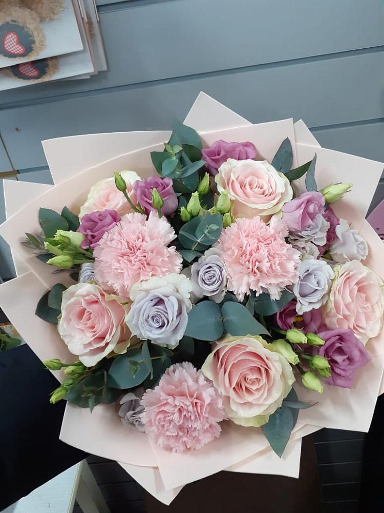 Букет цветов из: Розы, Гвоздики и Лизиантусы в Тогуре